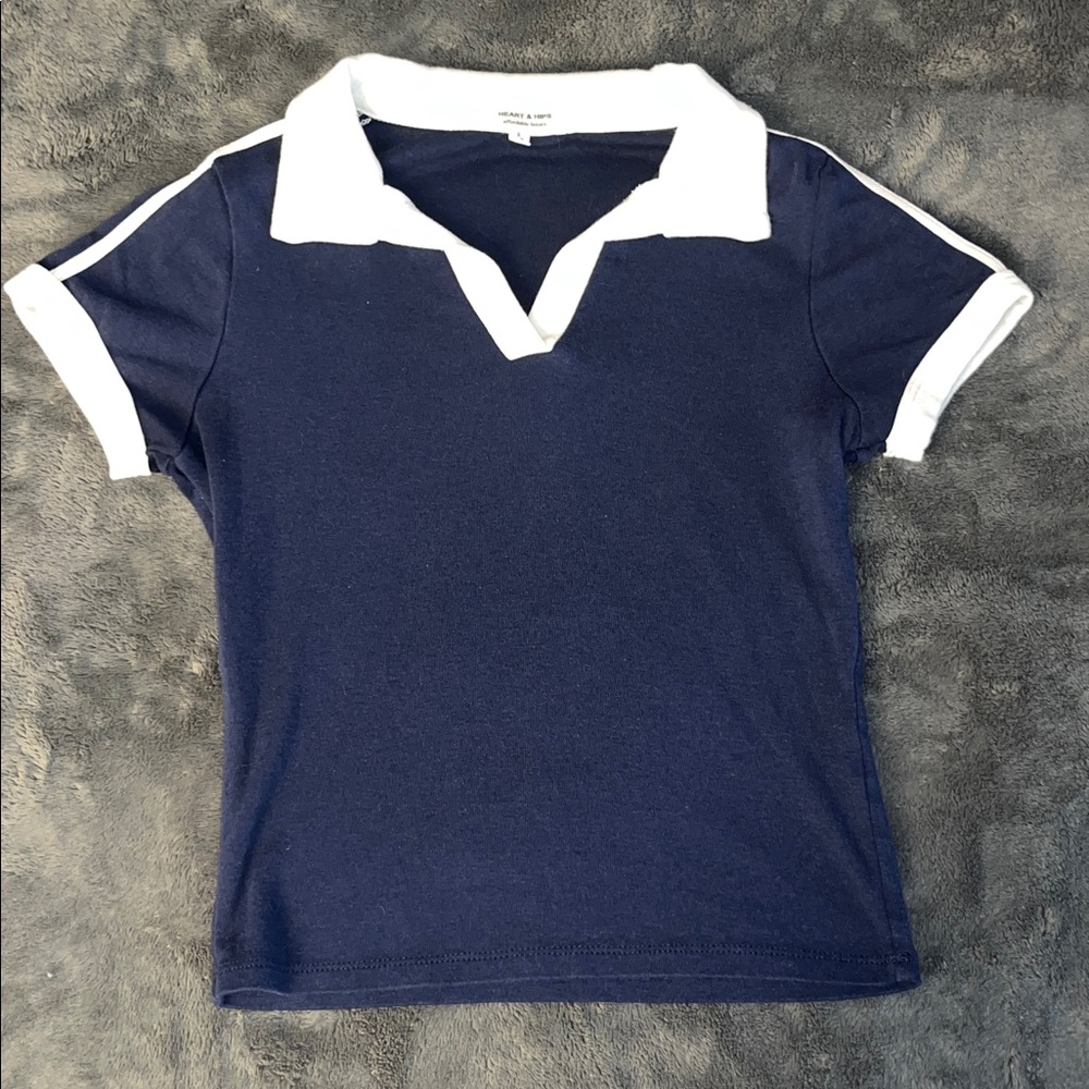 HEARTS & HIPS Navy Short Sleeved Shirt w/ White Collar & V Neck